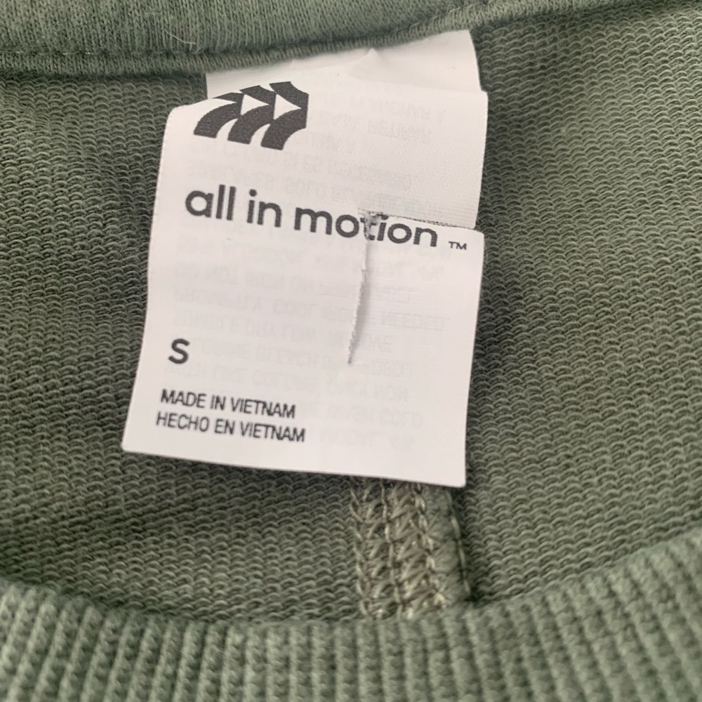 all in motion Cropped Sweatshirt with Pockets - Picture 6 of 7